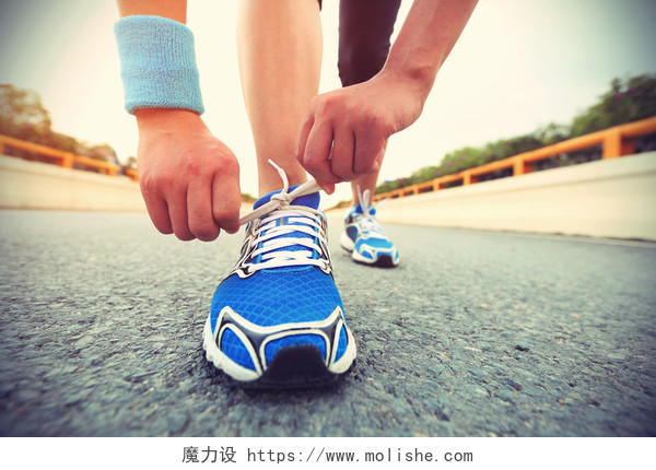 年轻女子赛跑者在城市道路上绑鞋带励志跑步 奔跑运动健身户外跑步